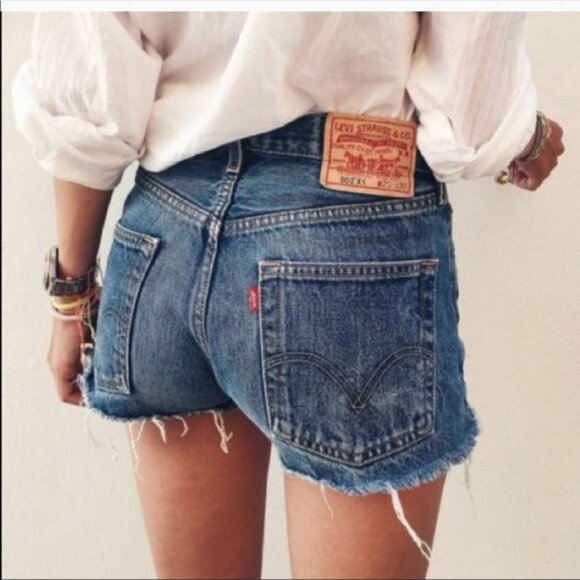 ✨Last1 NWT Levi’s Wedgie Fit High Rise Jean Short - Picture 2 of 4